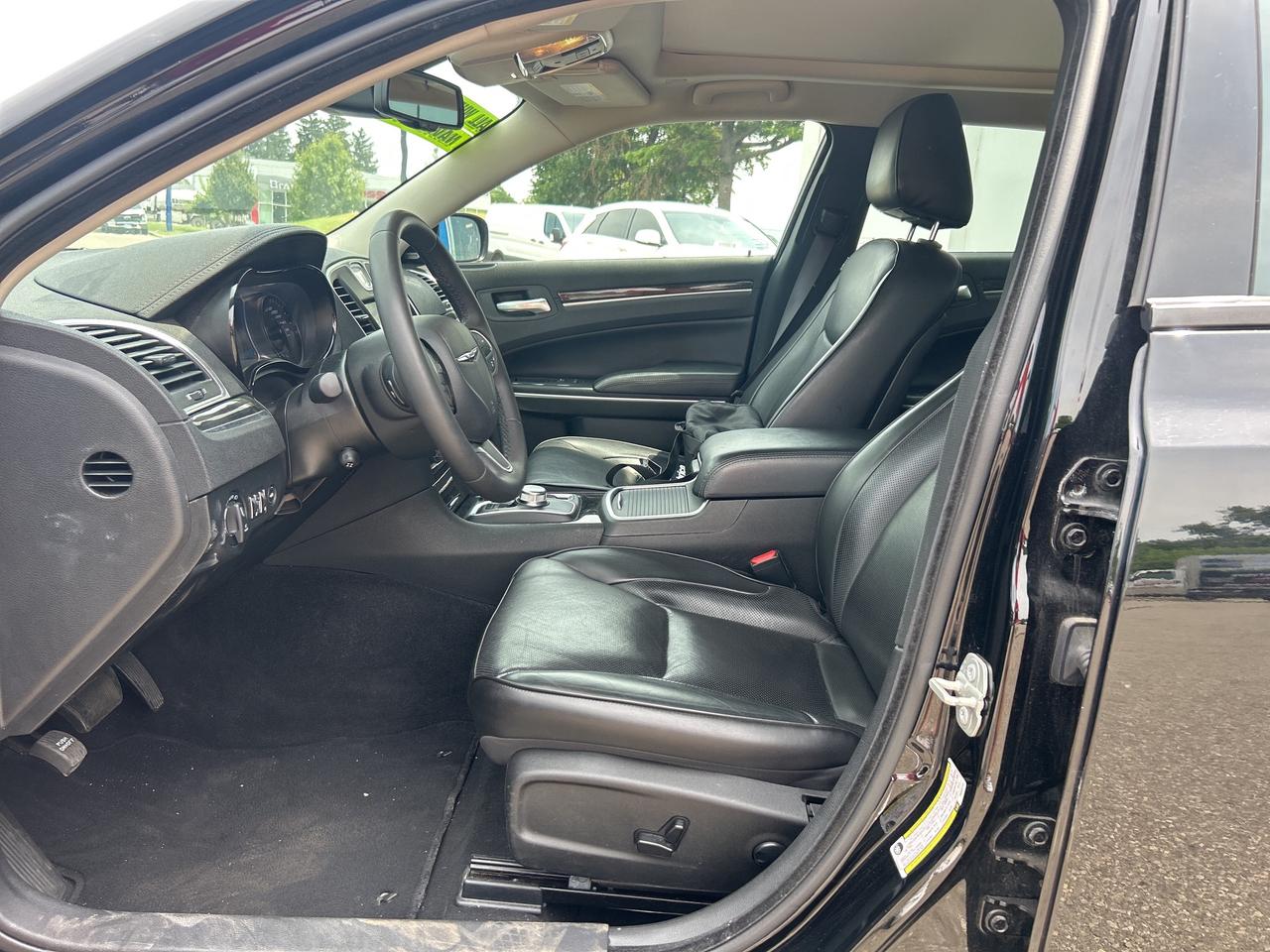 2023 Chrysler 300 Touring    Panoramic Roof    AWD I  NAV Photo