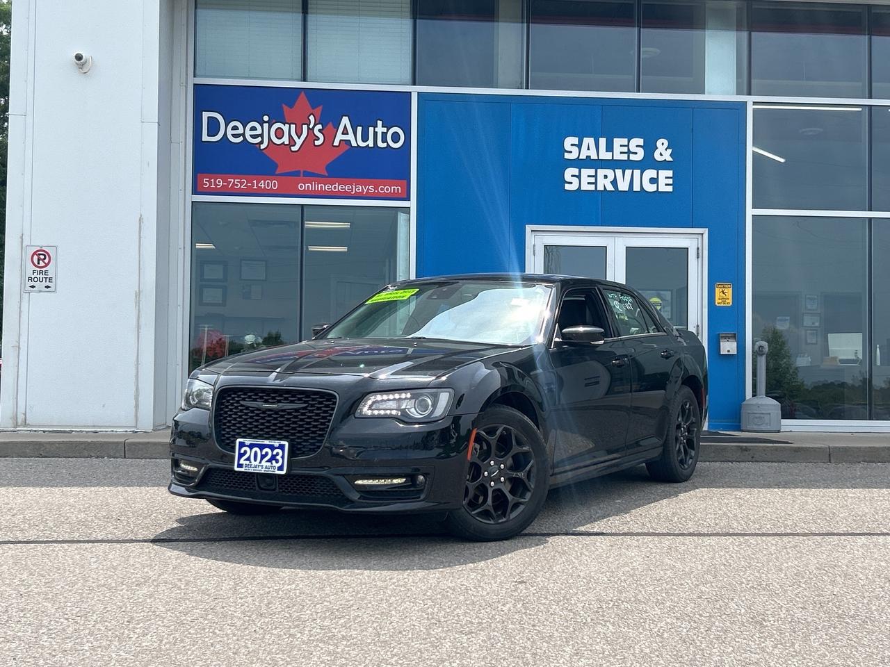 2023 Chrysler 300 Touring    Panoramic Roof    AWD I  NAV Photo