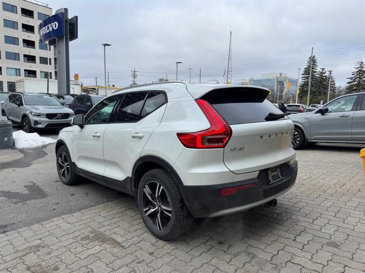 2023 Volvo XC40 B5 AWD Core Base Photo3