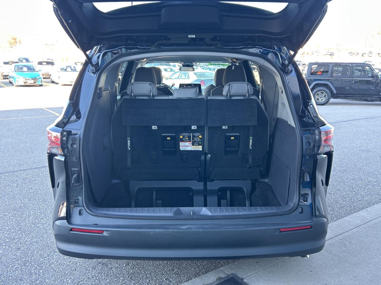 2022 Toyota Sienna LE Hybrid 8-Passenger    Clean Carfax Photo