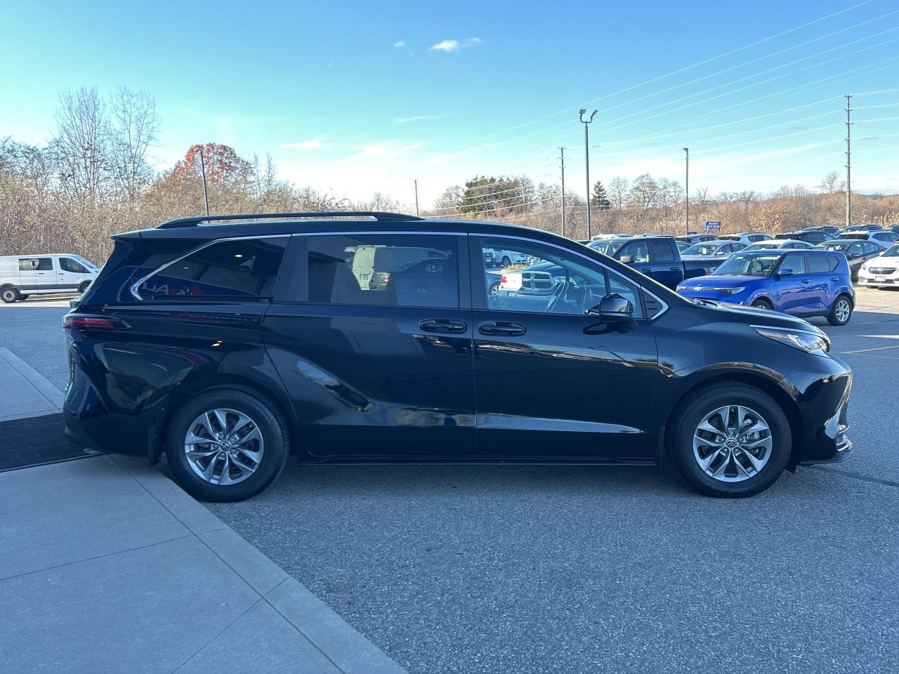 2022 Toyota Sienna LE Hybrid 8-Passenger    Clean Carfax Photo