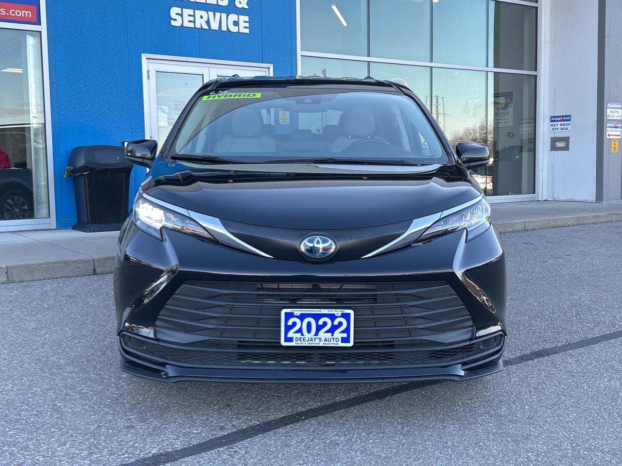 2022 Toyota Sienna LE Hybrid 8-Passenger    Clean Carfax Photo