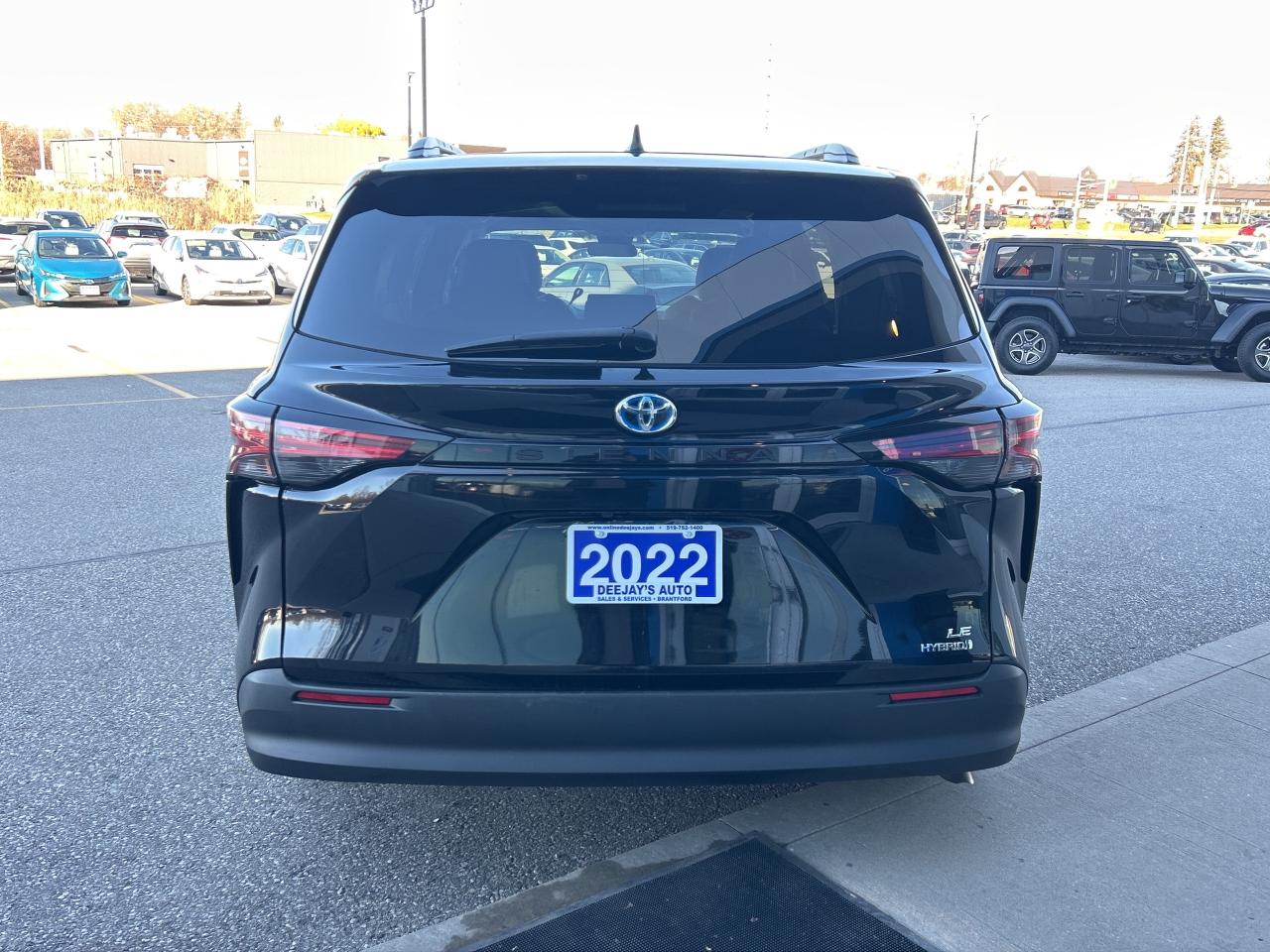 2022 Toyota Sienna LE Hybrid 8-Passenger    Clean Carfax Photo