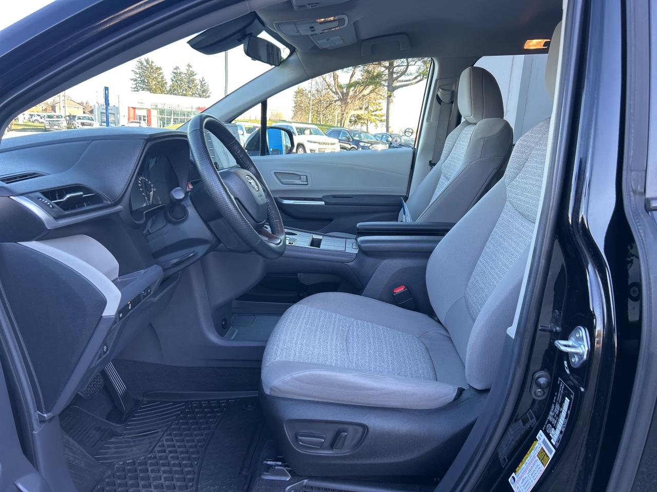 2022 Toyota Sienna LE Hybrid 8-Passenger    Clean Carfax Photo