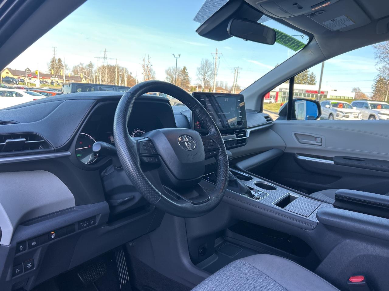 2022 Toyota Sienna LE Hybrid 8-Passenger    Clean Carfax Photo