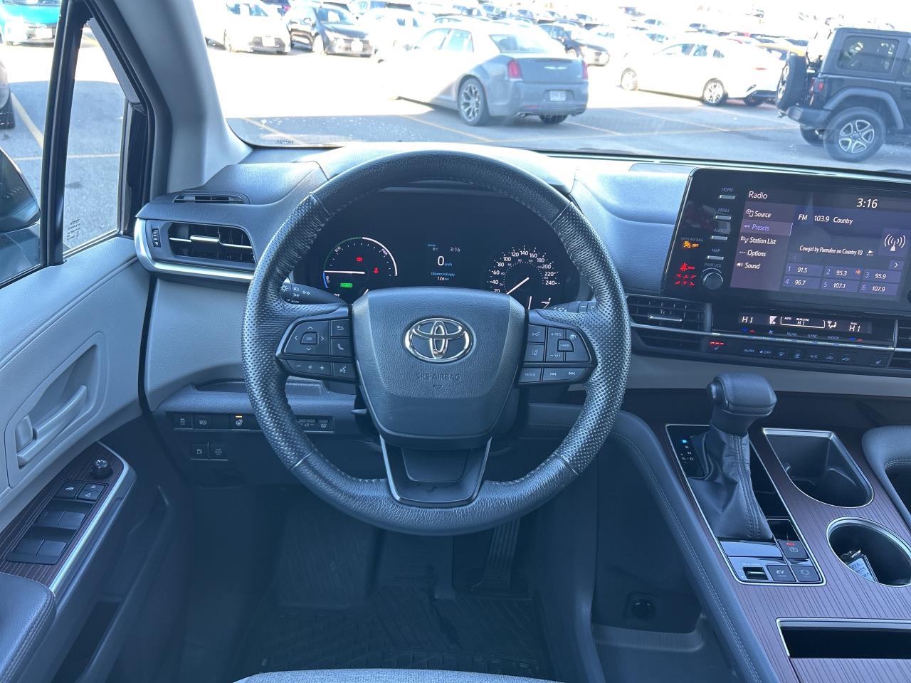 2022 Toyota Sienna LE Hybrid 8-Passenger    Clean Carfax Photo