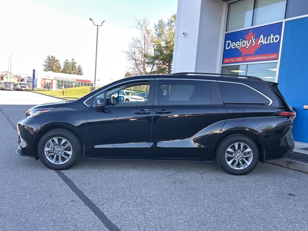 2022 Toyota Sienna LE Hybrid 8-Passenger    Clean Carfax Photo