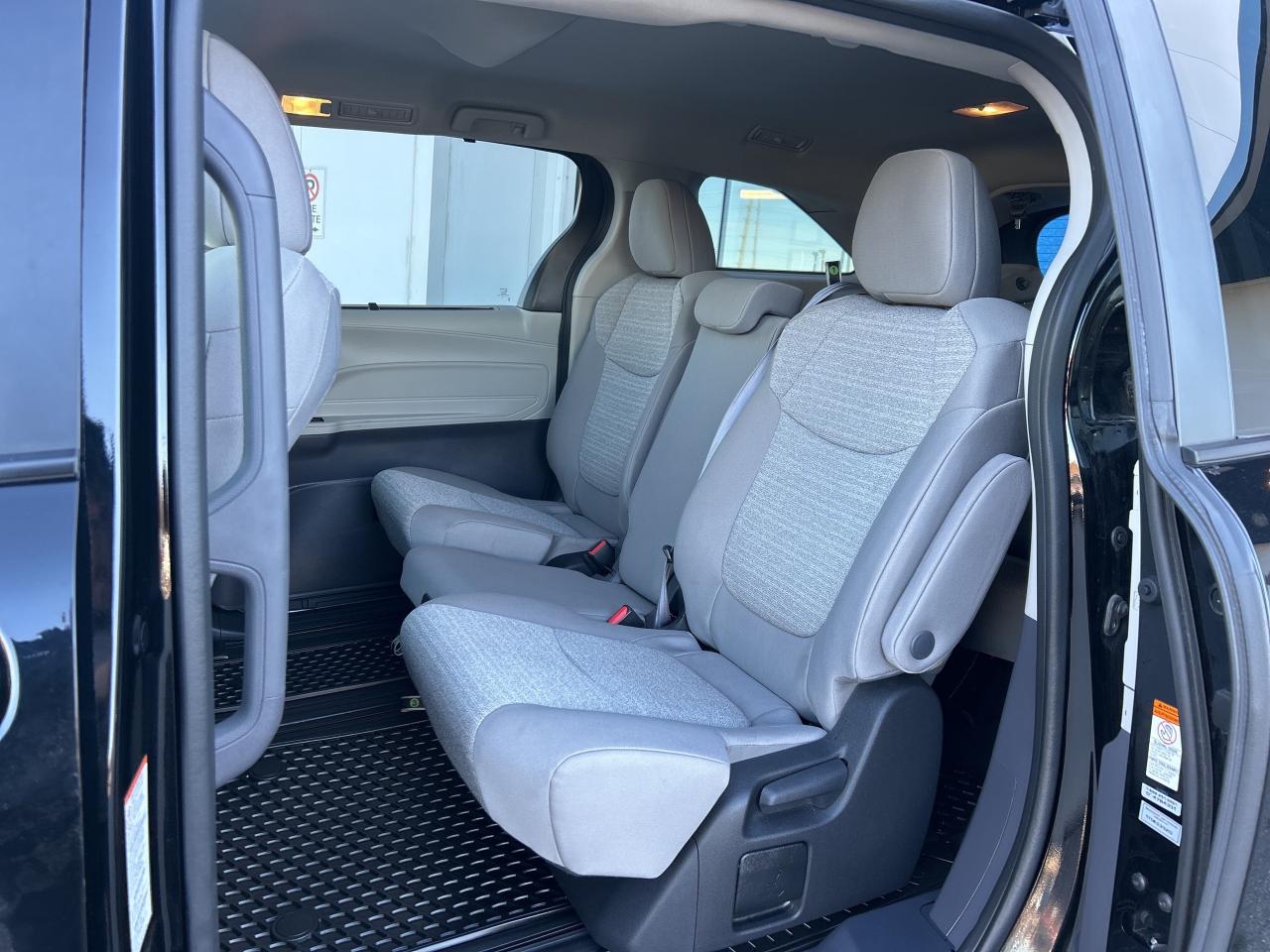 2022 Toyota Sienna LE Hybrid 8-Passenger    Clean Carfax Photo