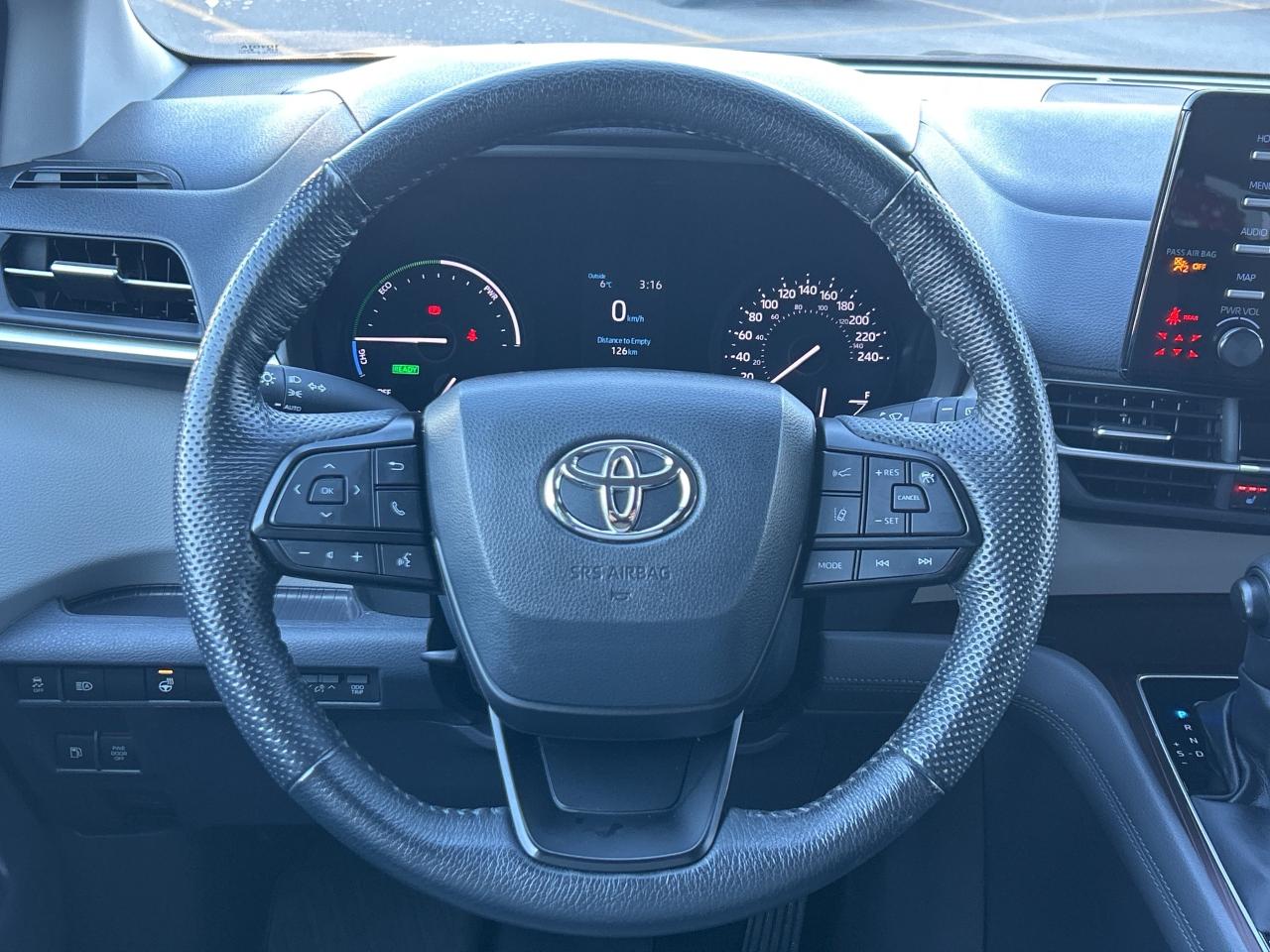 2022 Toyota Sienna LE Hybrid 8-Passenger    Clean Carfax Photo