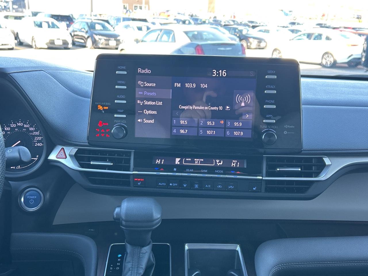 2022 Toyota Sienna LE Hybrid 8-Passenger    Clean Carfax Photo