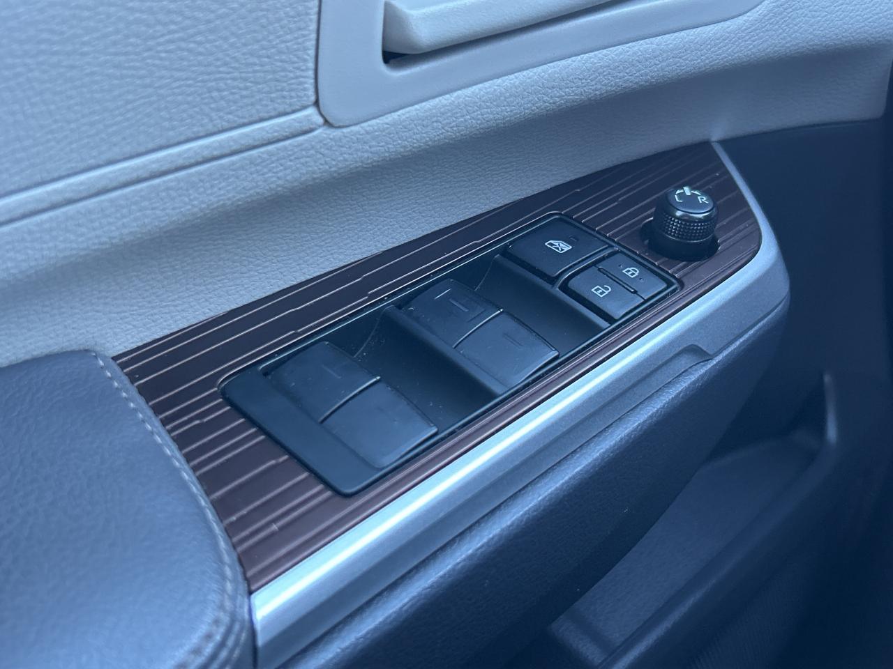 2022 Toyota Sienna LE Hybrid 8-Passenger    Clean Carfax Photo