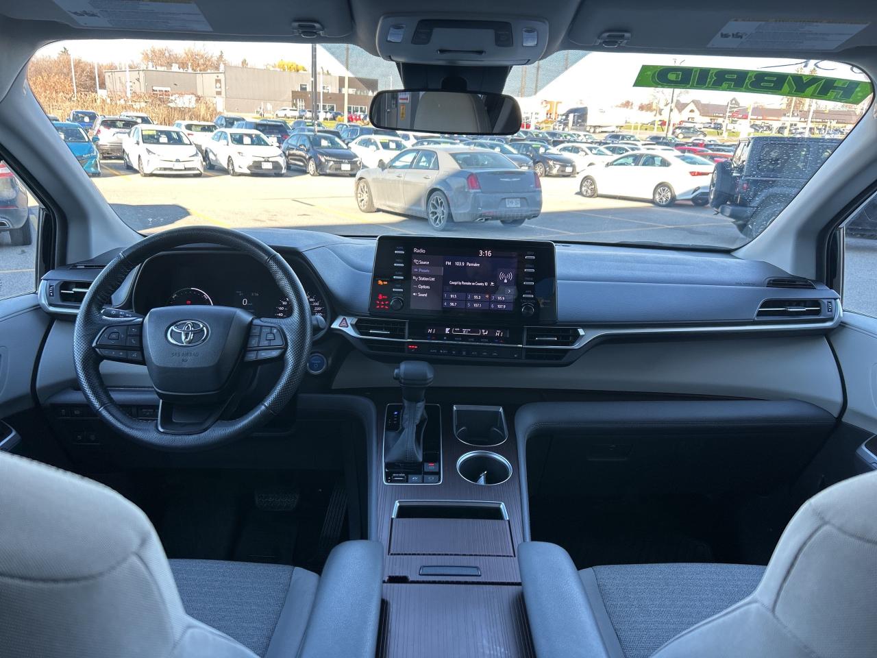 2022 Toyota Sienna LE Hybrid 8-Passenger    Clean Carfax Photo