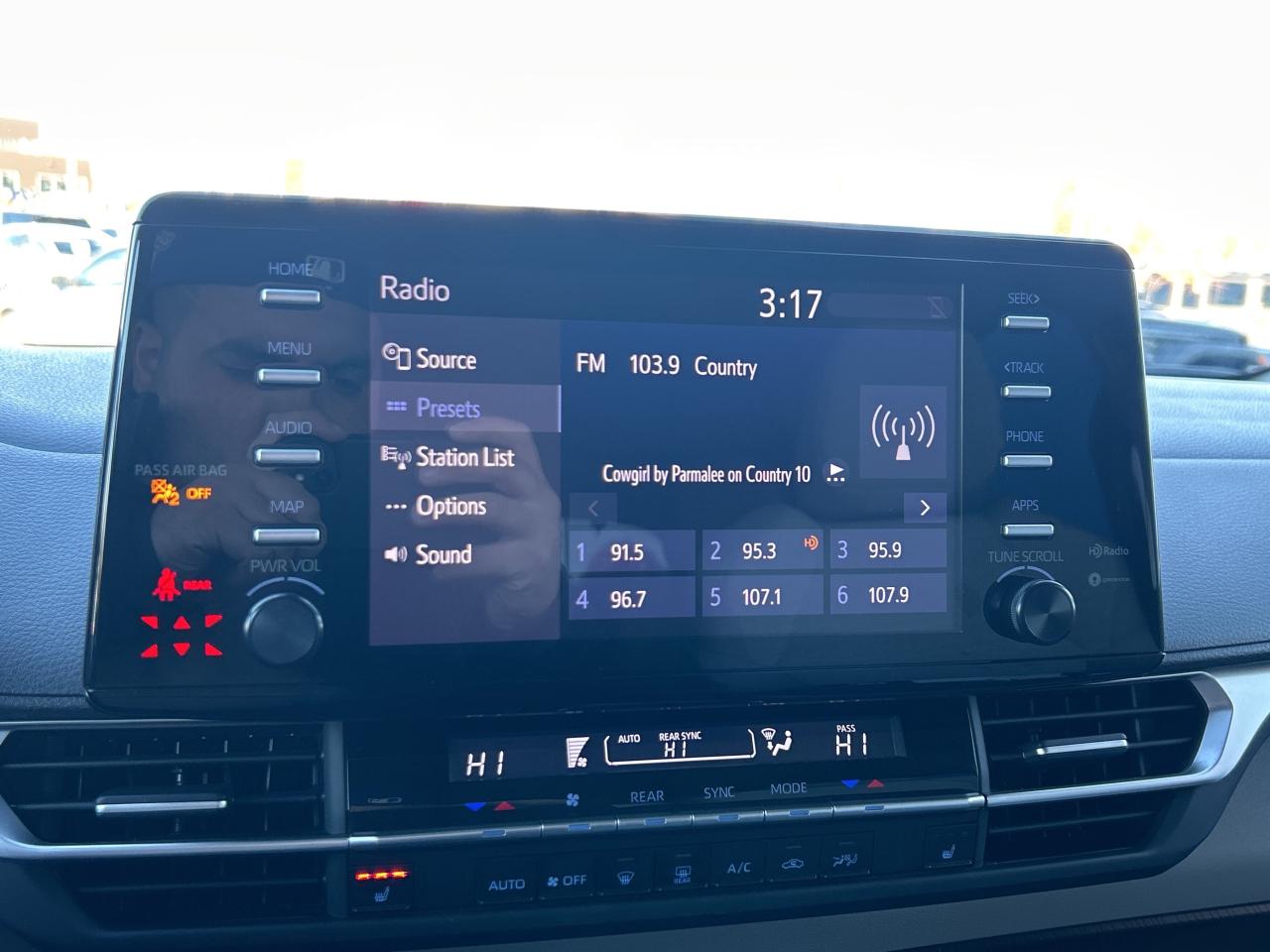 2022 Toyota Sienna LE Hybrid 8-Passenger    Clean Carfax Photo