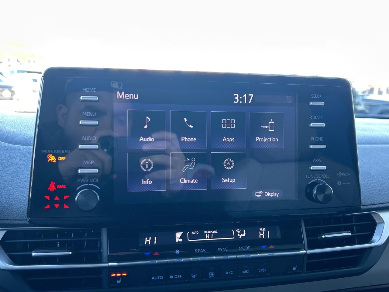 2022 Toyota Sienna LE Hybrid 8-Passenger    Clean Carfax Photo