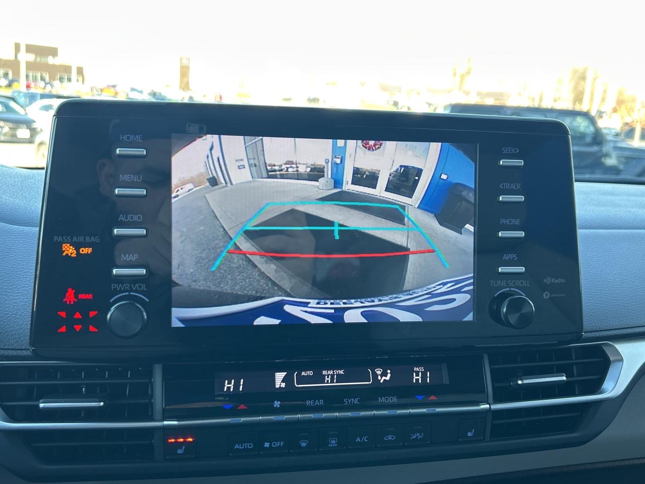 2022 Toyota Sienna LE Hybrid 8-Passenger    Clean Carfax Photo