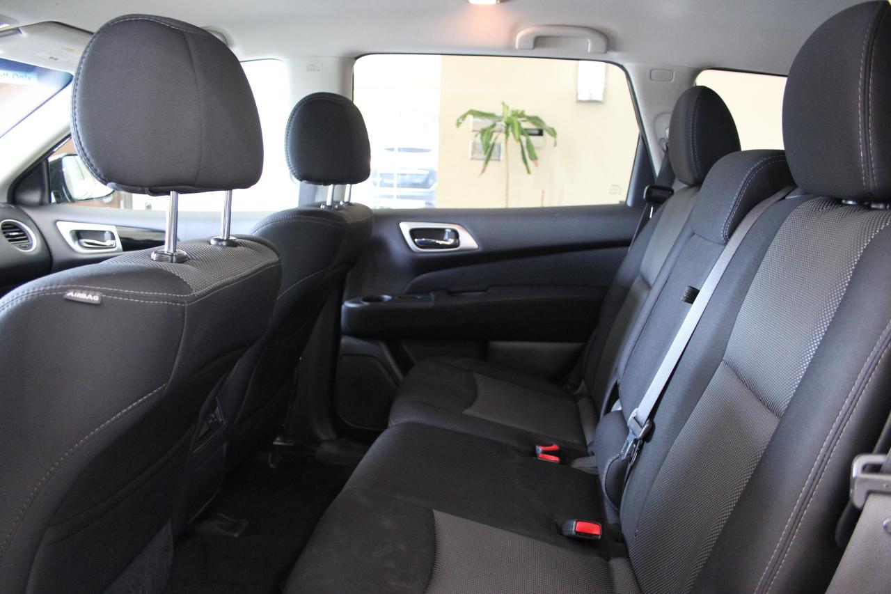 2017 Nissan Pathfinder SV 4WD LOW KM! Photo