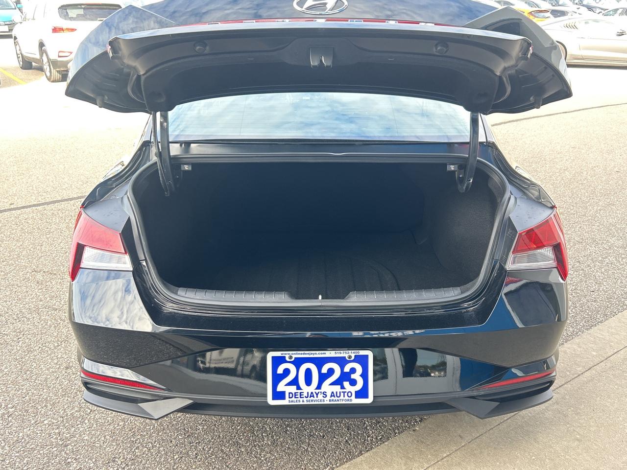 2023 Hyundai Elantra Essential   Low KM   Clean Carfax Photo4