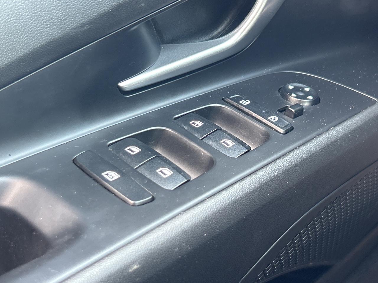 2023 Hyundai Elantra Essential   Low KM   Clean Carfax Photo