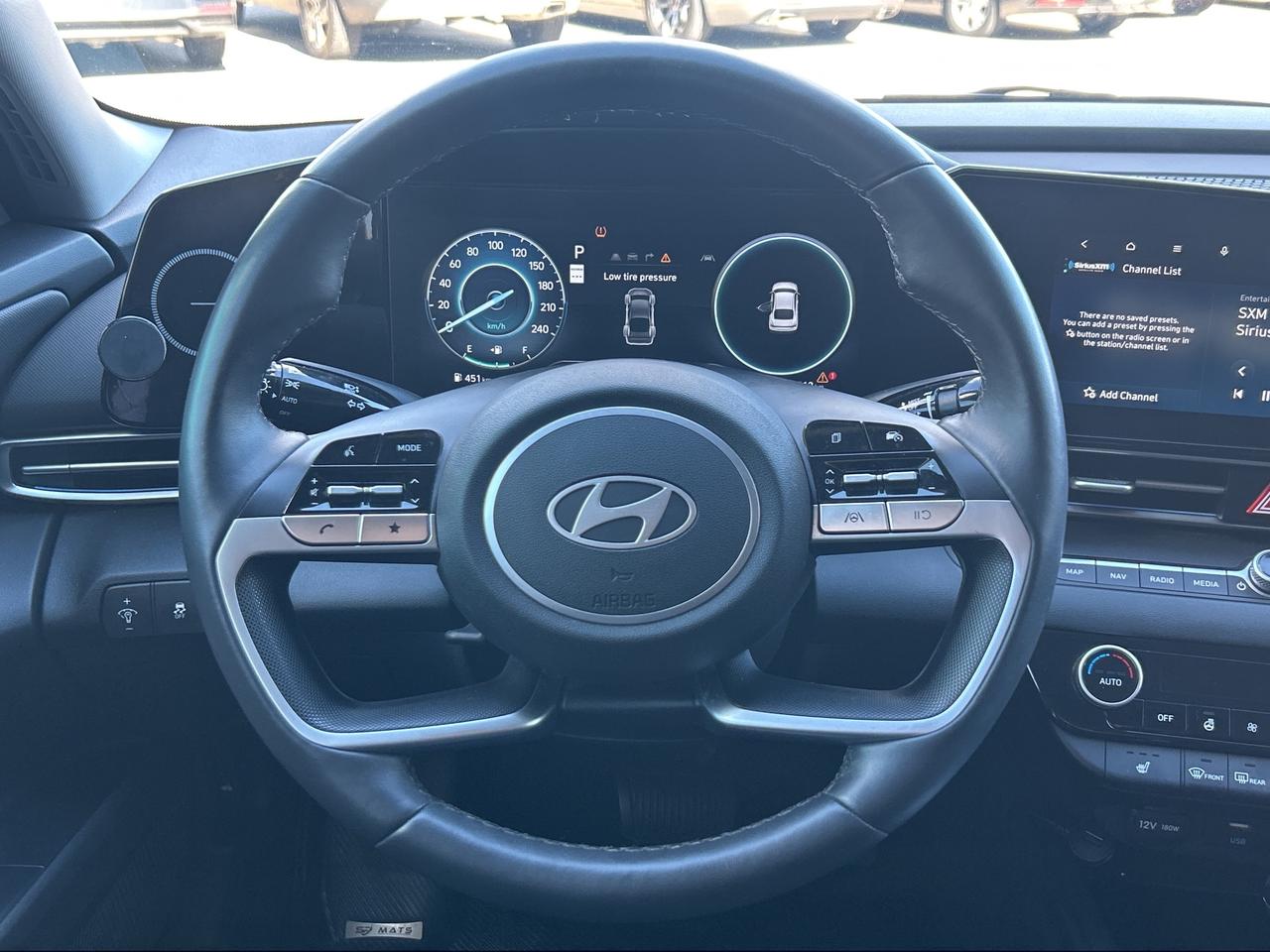 2025 Hyundai Elantra Preferred   NAV   Sunroof    Clean Carfax Photo