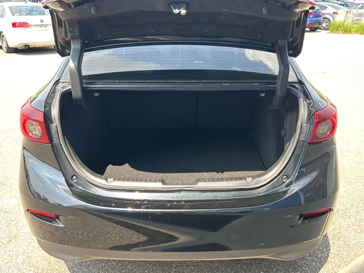 2018 Mazda MAZDA3 SE 2.0L   Clean Carfax Photo