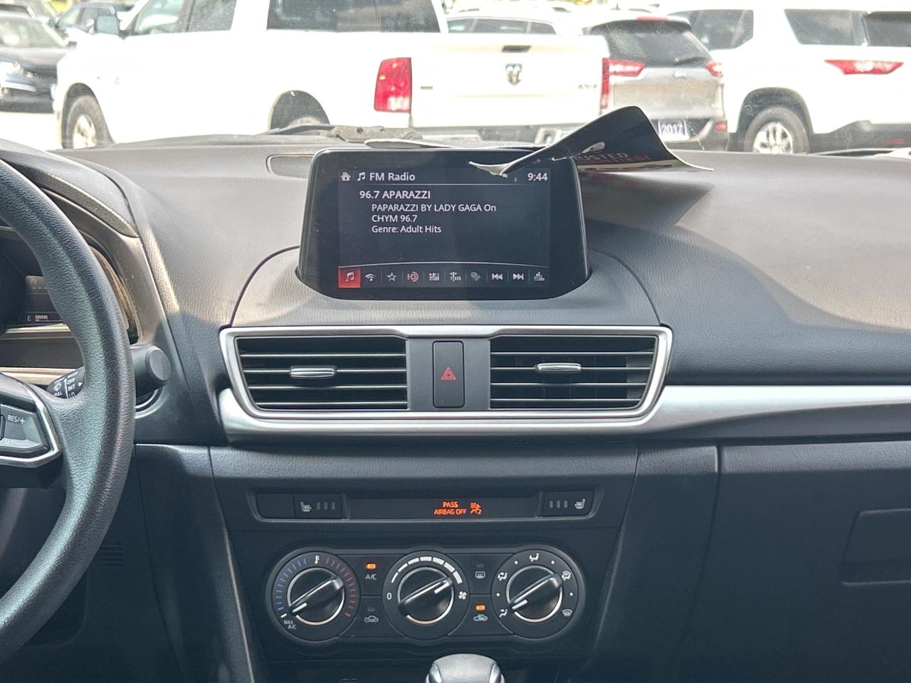 2018 Mazda MAZDA3 SE 2.0L   Clean Carfax Photo