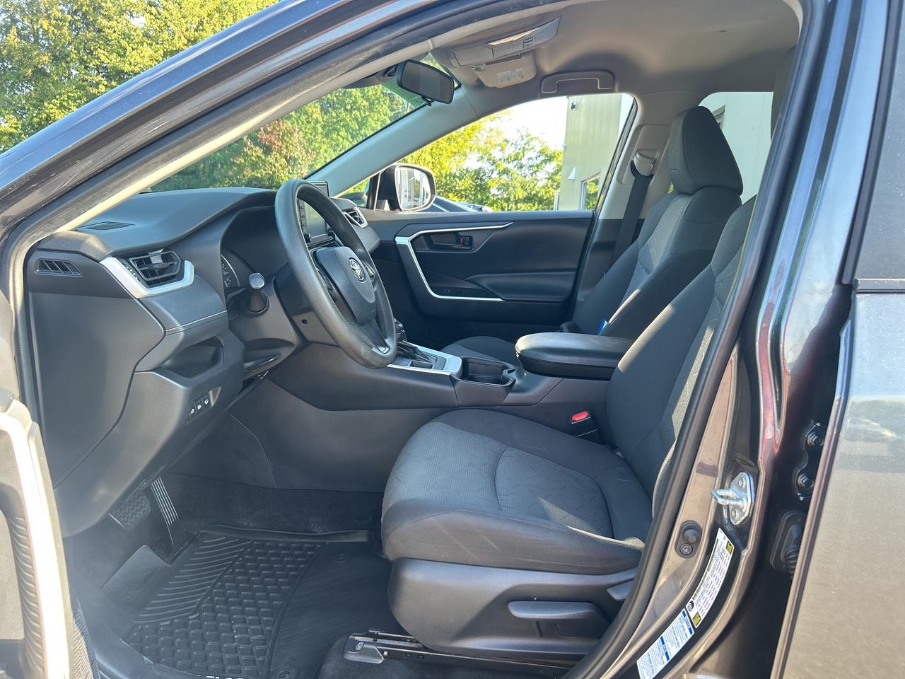 2021 Toyota RAV4 LE Photo