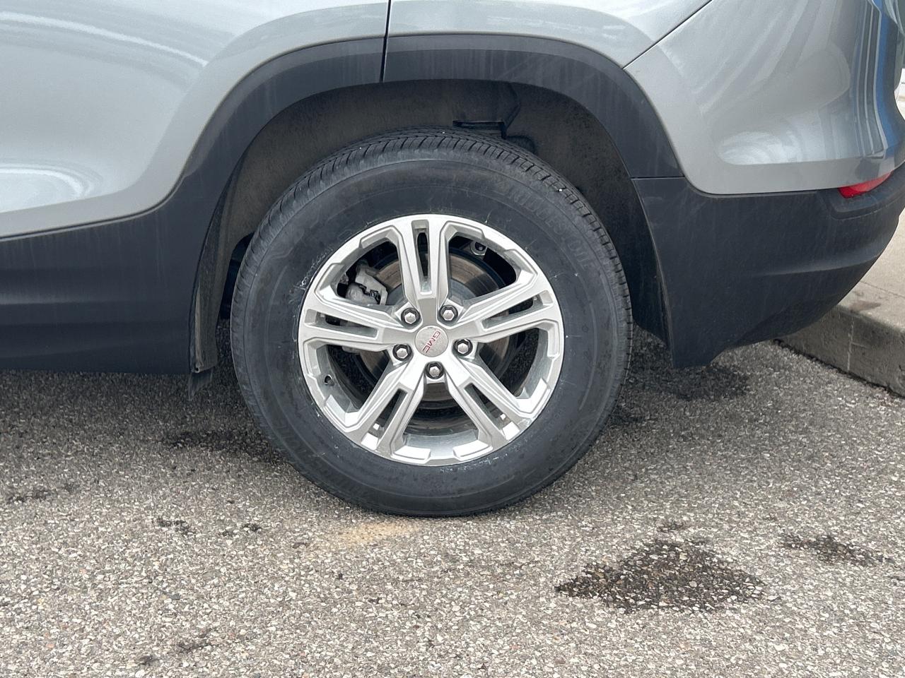 2024 GMC Terrain Low KM   Clean Carfax Photo