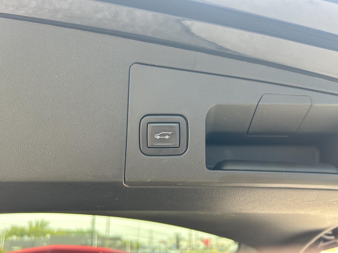 2021 Cadillac XT5 Luxury   Low KM   Clean Carfax Photo