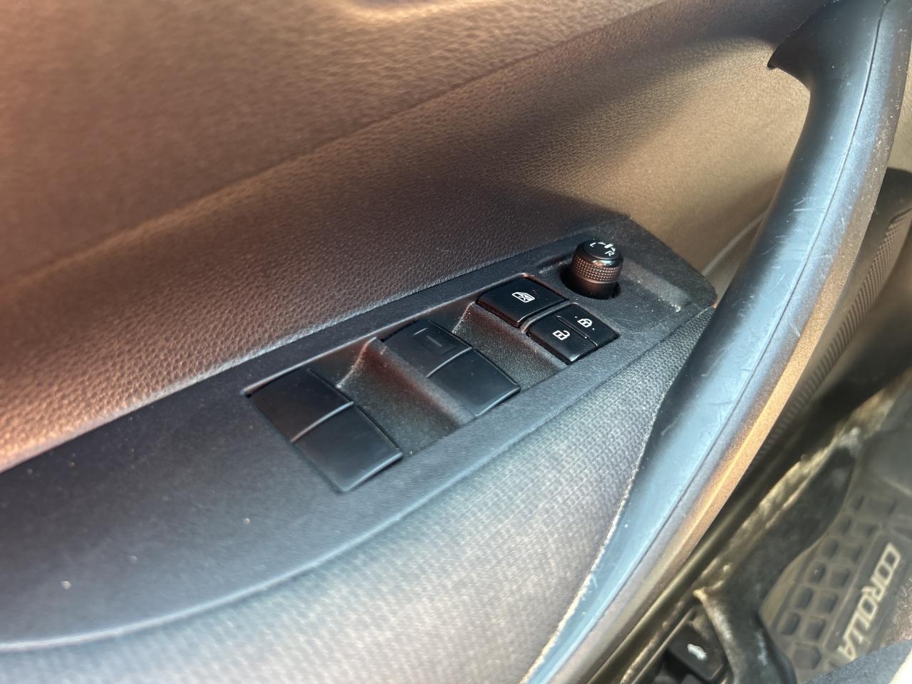 2021 Toyota Corolla LE CVT   Clean Carfax Photo