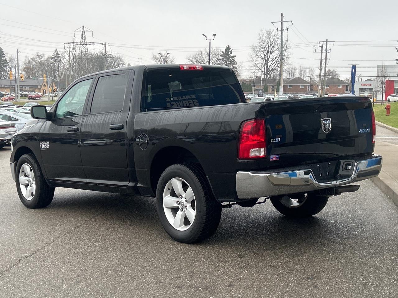 2022 RAM 1500 Classic SLT Crew Cab 5'7 Box   Low KM   Clean Carfax Photo