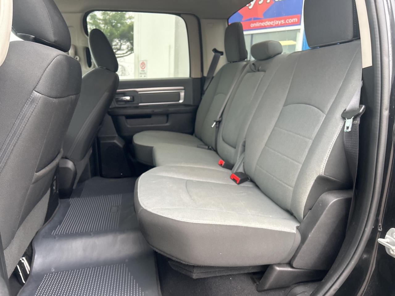 2022 RAM 1500 Classic SLT Crew Cab 5'7 Box   Low KM   Clean Carfax Photo