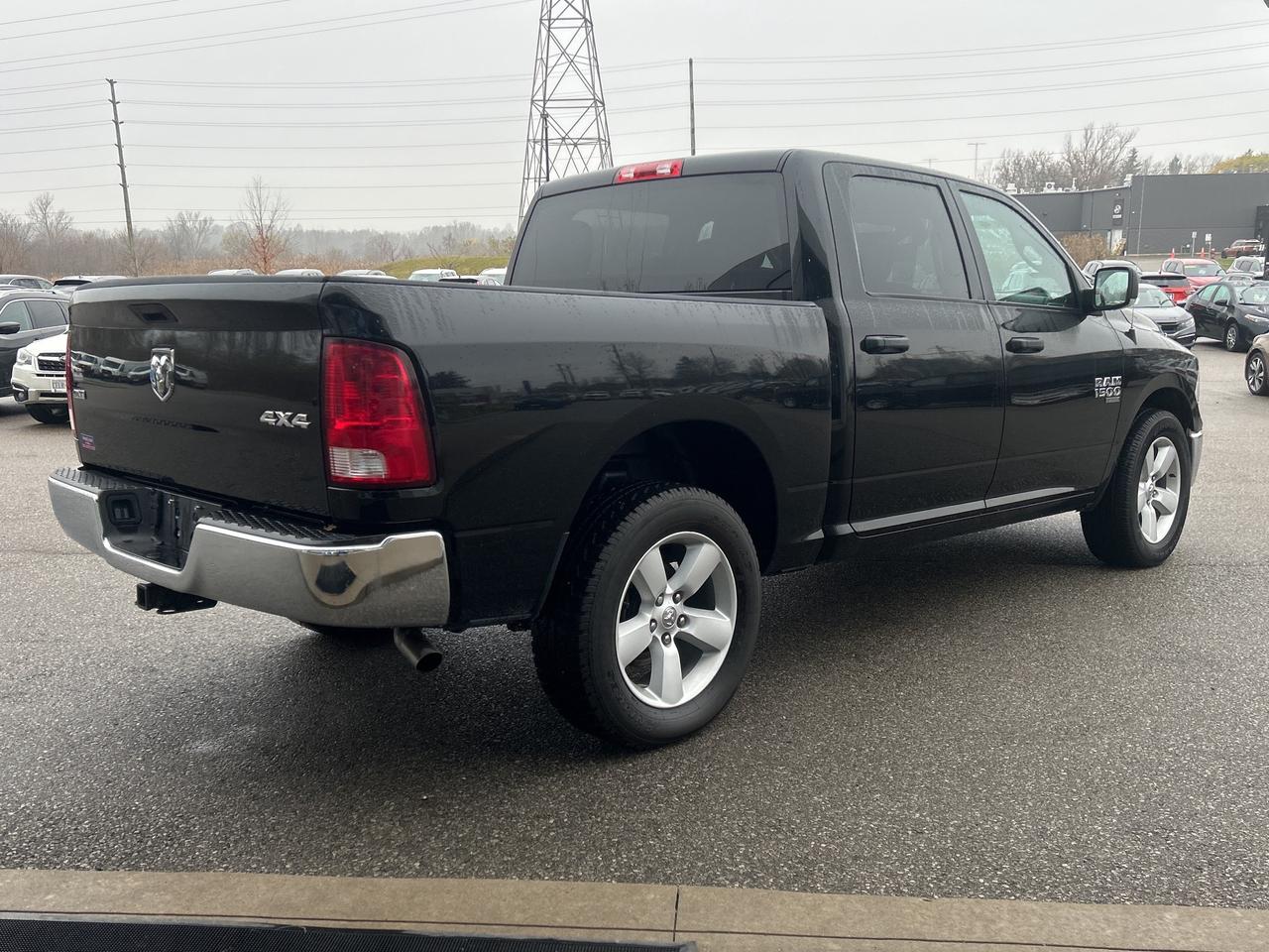 2022 RAM 1500 Classic SLT Crew Cab 5'7 Box   Low KM   Clean Carfax Photo4