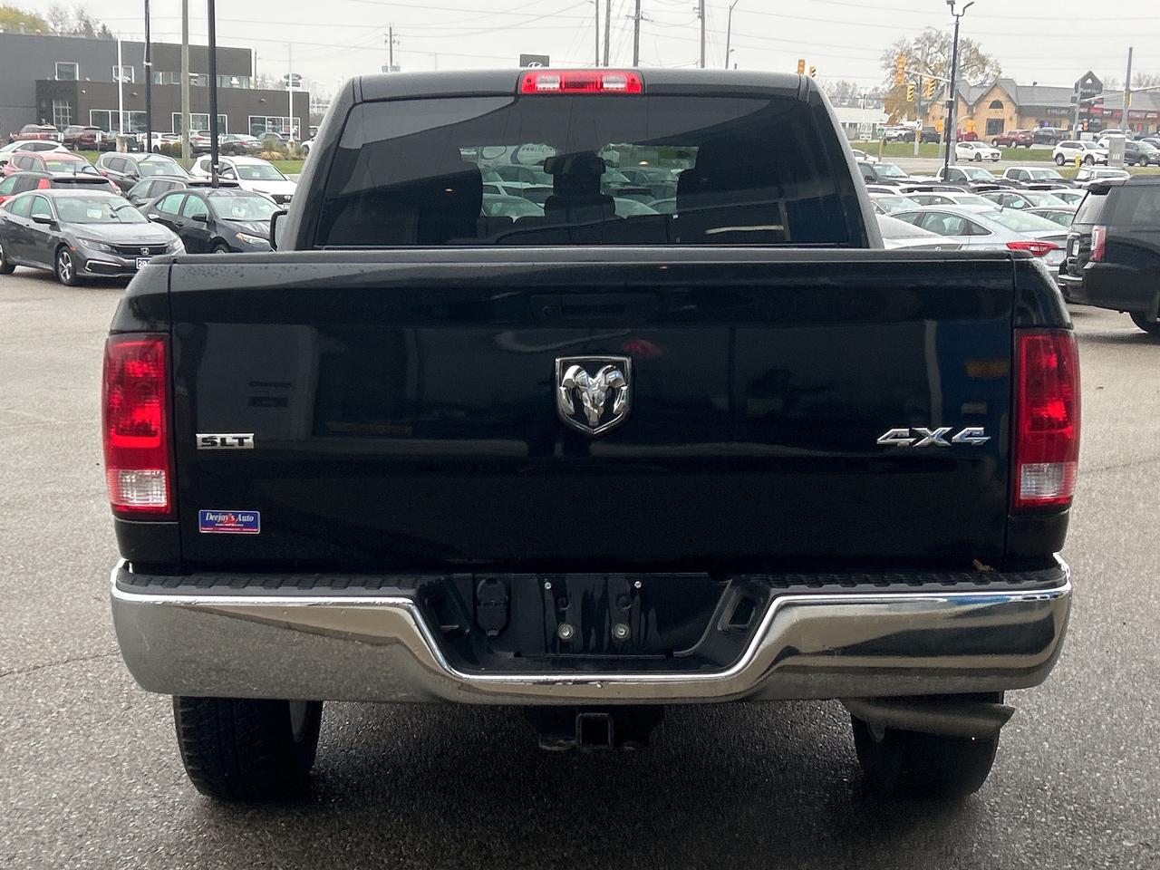2022 RAM 1500 Classic SLT Crew Cab 5'7 Box   Low KM   Clean Carfax Photo3