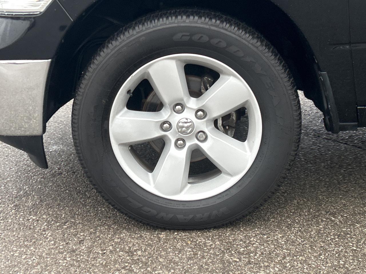 2022 RAM 1500 Classic SLT Crew Cab 5'7 Box   Low KM   Clean Carfax Photo