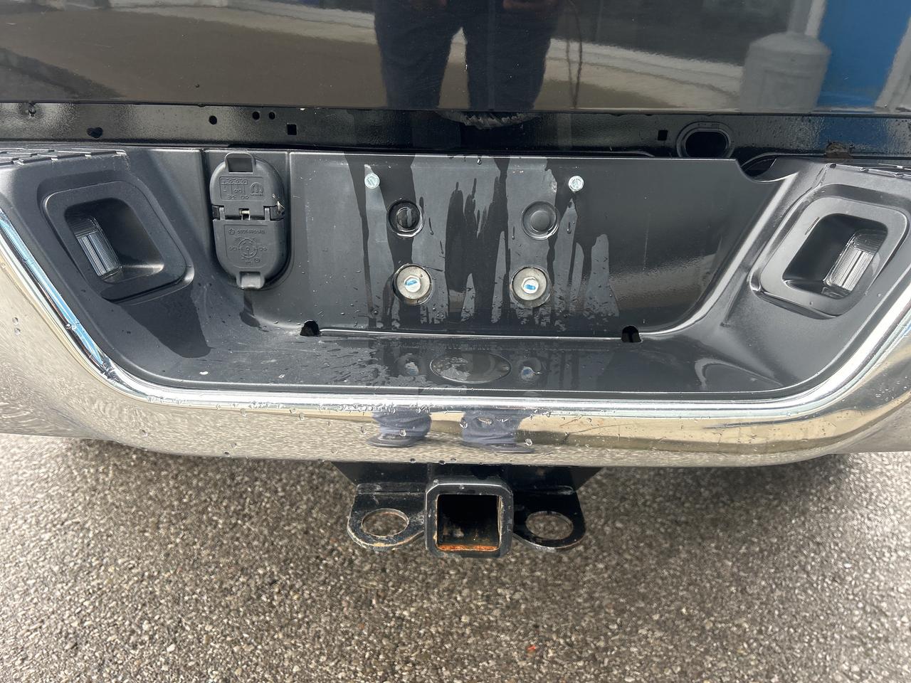 2022 RAM 1500 Classic SLT Crew Cab 5'7 Box   Low KM   Clean Carfax Photo