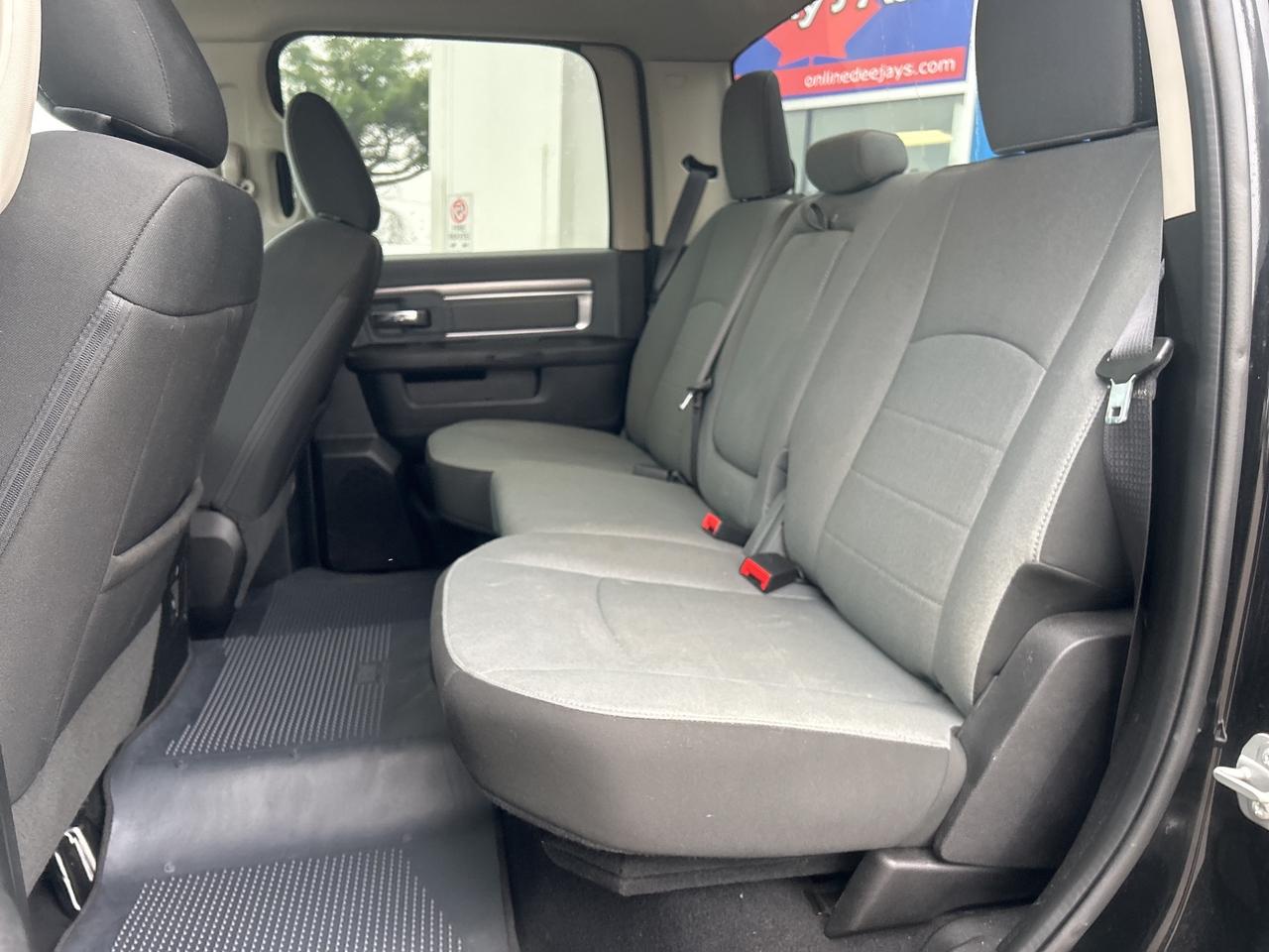 2022 RAM 1500 Classic SLT Crew Cab 5'7 Box   Low KM   Clean Carfax Photo