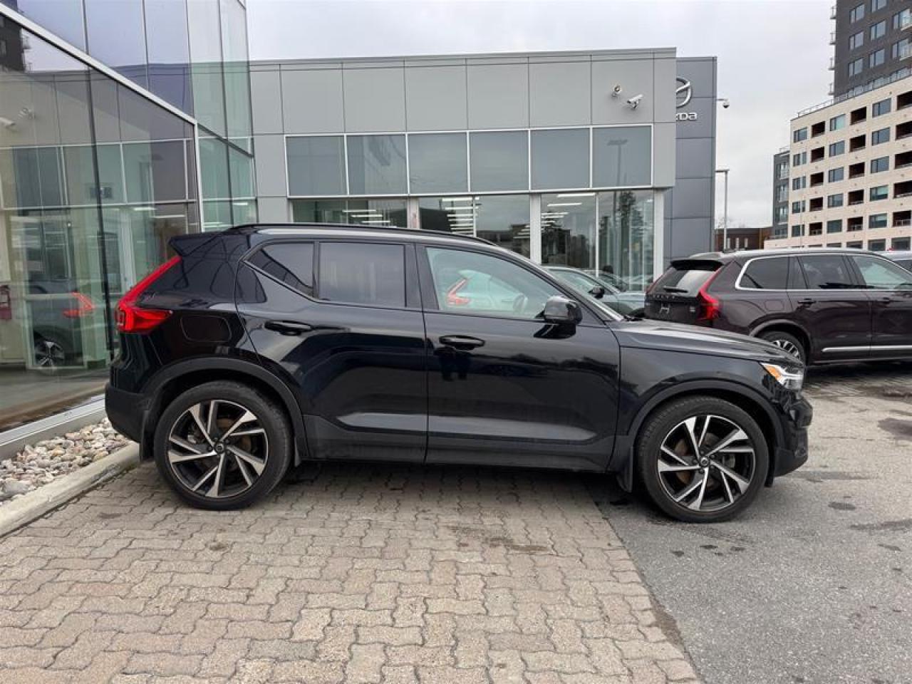 2022 Volvo XC40 T5 AWD R-Design Photo