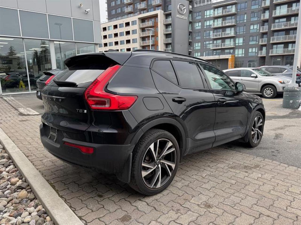 2022 Volvo XC40 T5 AWD R-Design Photo