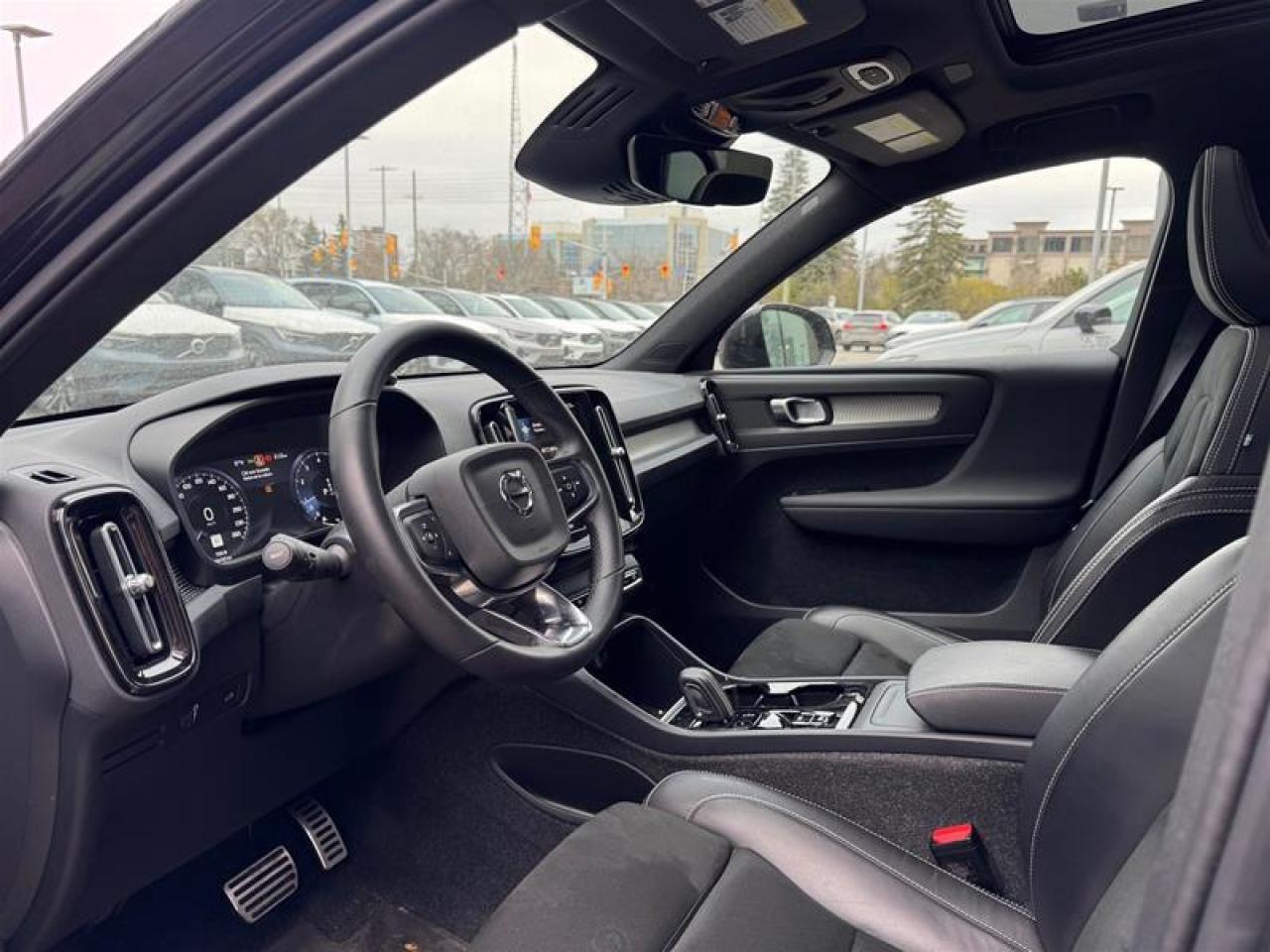 2022 Volvo XC40 T5 AWD R-Design Photo