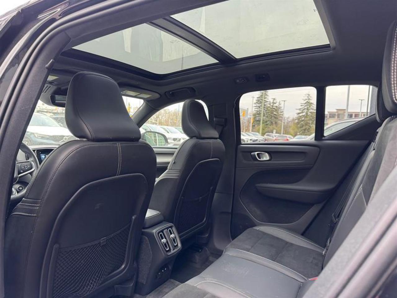 2022 Volvo XC40 T5 AWD R-Design Photo