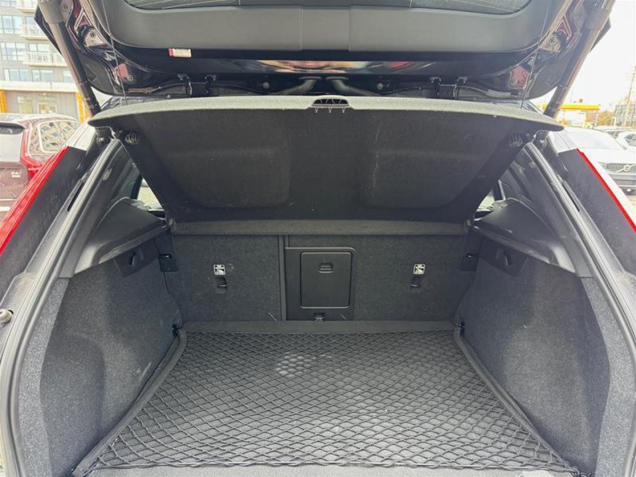 2022 Volvo XC40 T5 AWD R-Design Photo