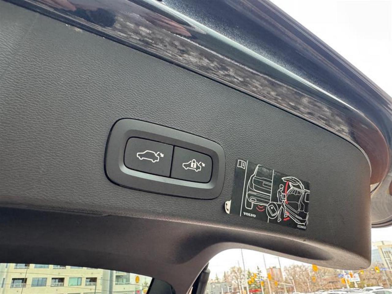 2022 Volvo XC40 T5 AWD R-Design Photo