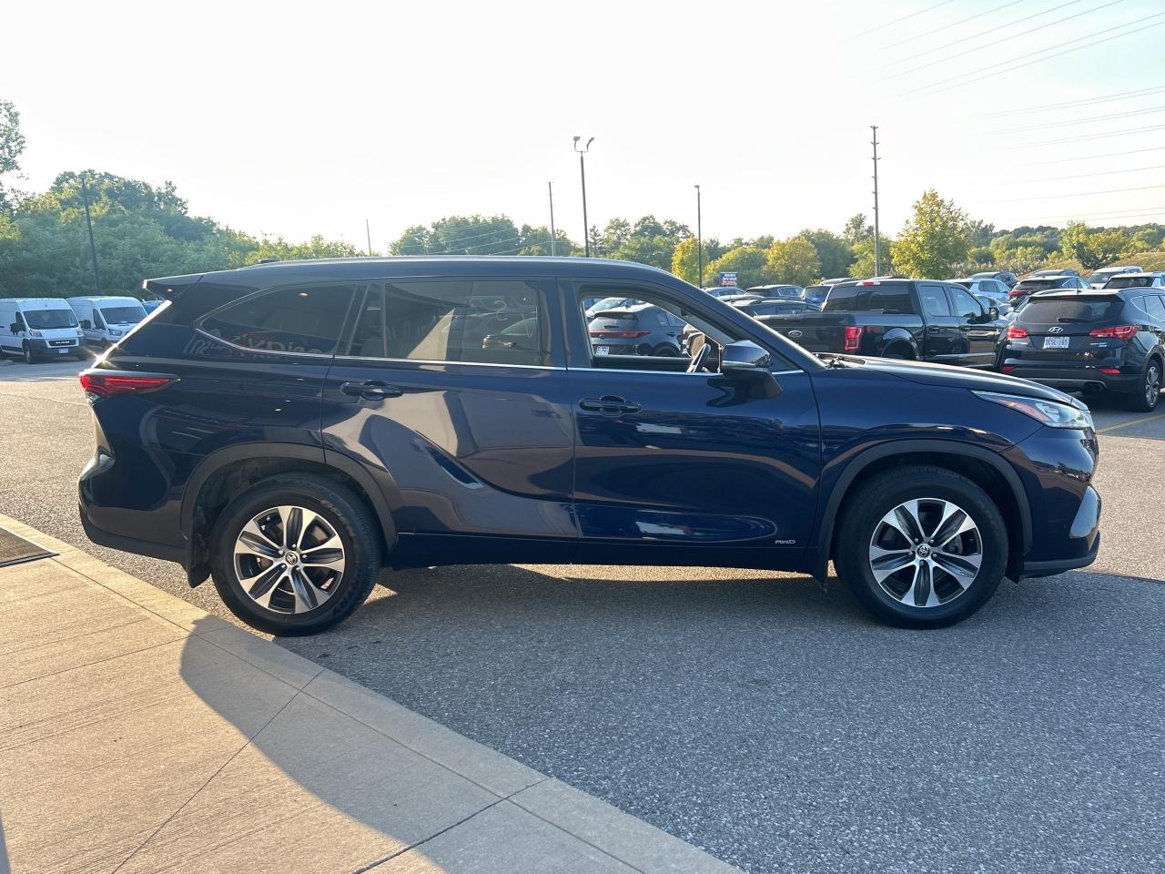 2022 Toyota Highlander Hybrid XLE   Leather   Sunroof   Clean Carfax Photo2