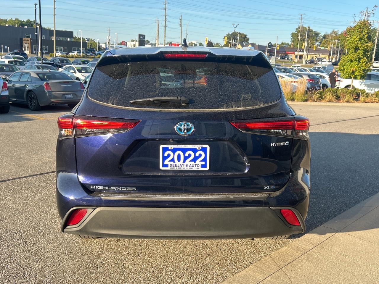 2022 Toyota Highlander Hybrid XLE   Leather   Sunroof   Clean Carfax Photo3