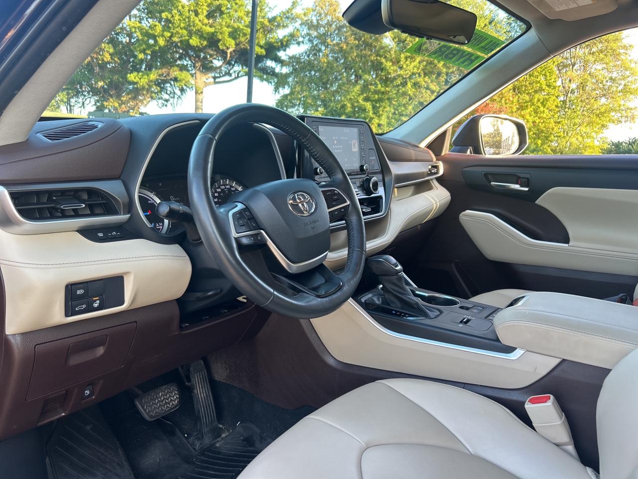 2022 Toyota Highlander Hybrid XLE   Leather   Sunroof   Clean Carfax Photo