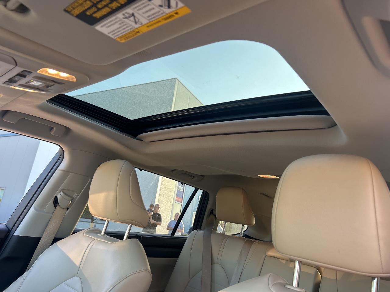 2022 Toyota Highlander Hybrid XLE   Leather   Sunroof   Clean Carfax Photo