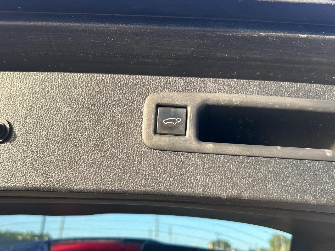 2022 Toyota Highlander Hybrid XLE   Leather   Sunroof   Clean Carfax Photo