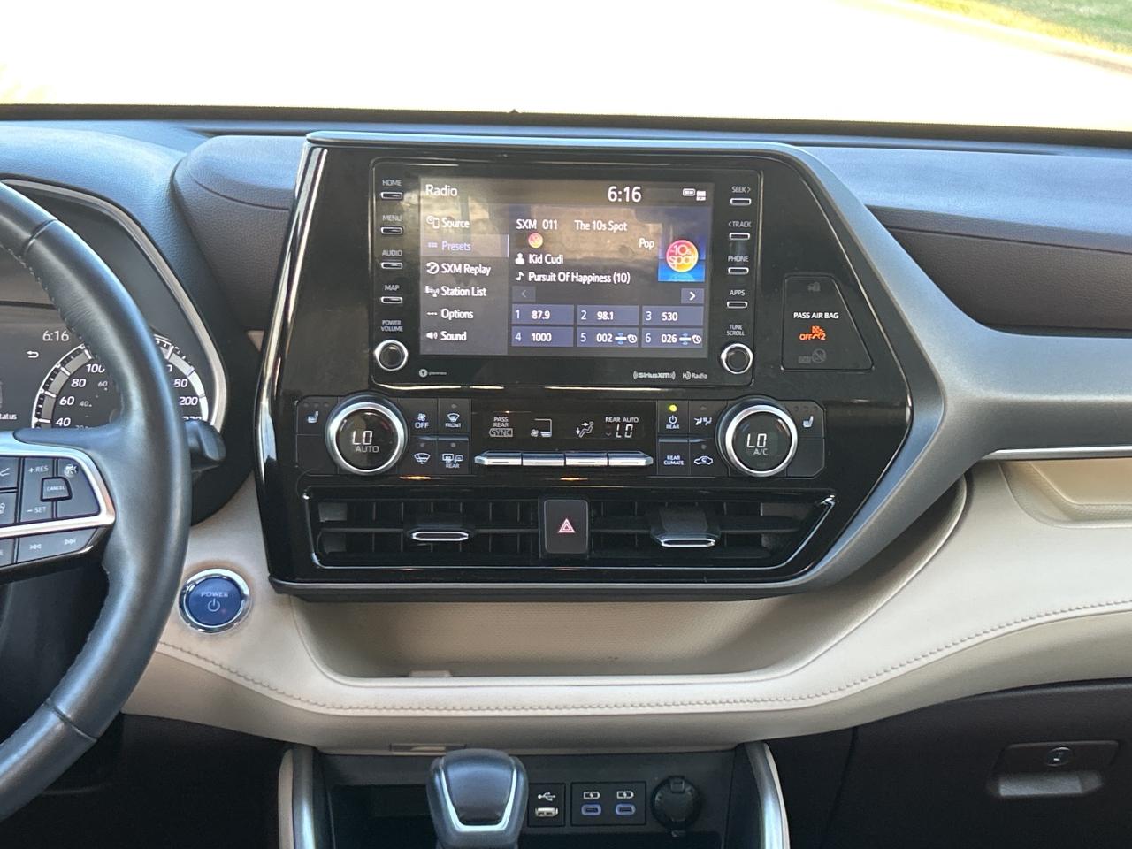 2022 Toyota Highlander Hybrid XLE   Leather   Sunroof   Clean Carfax Photo