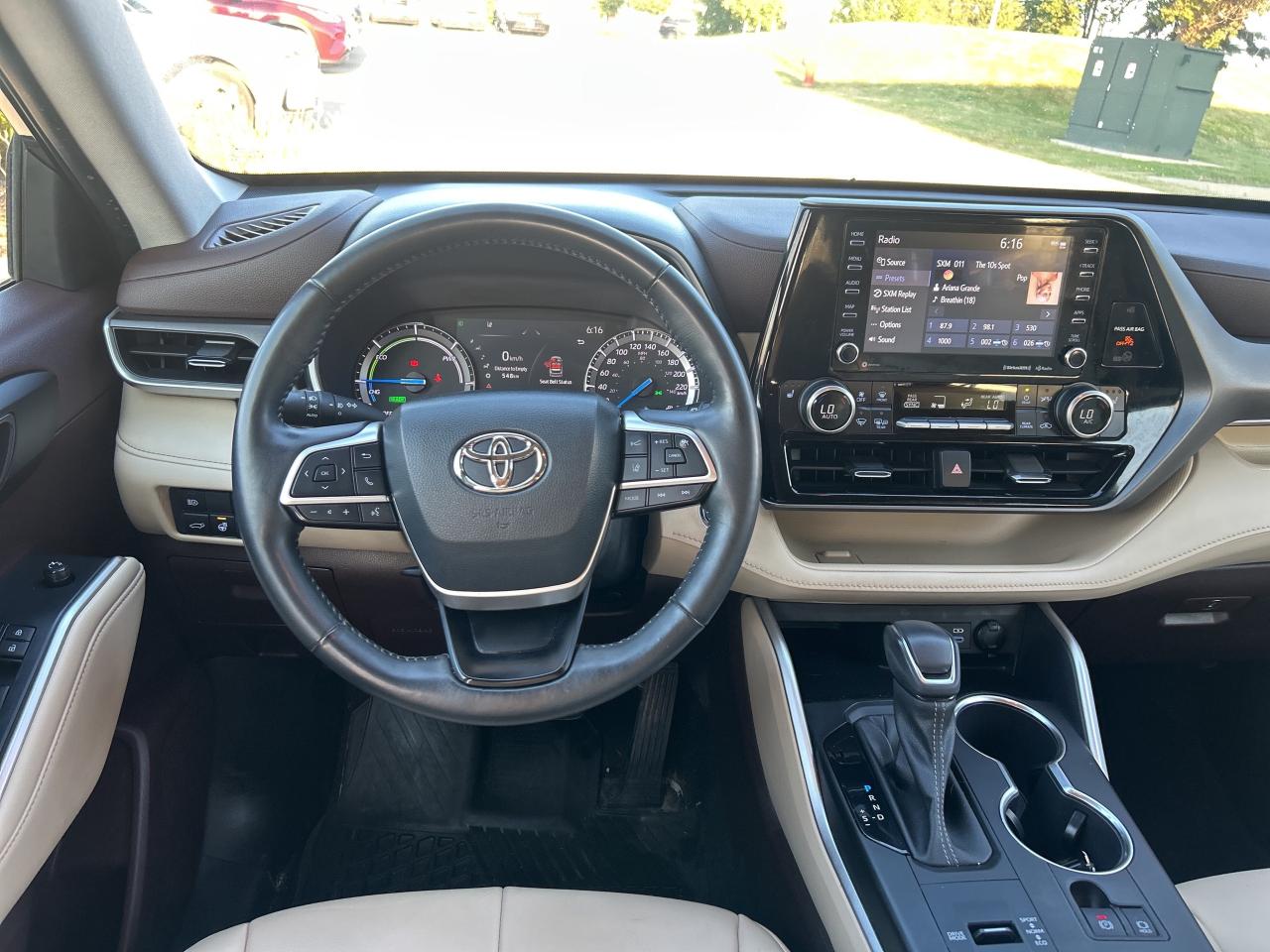 2022 Toyota Highlander Hybrid XLE   Leather   Sunroof   Clean Carfax Photo
