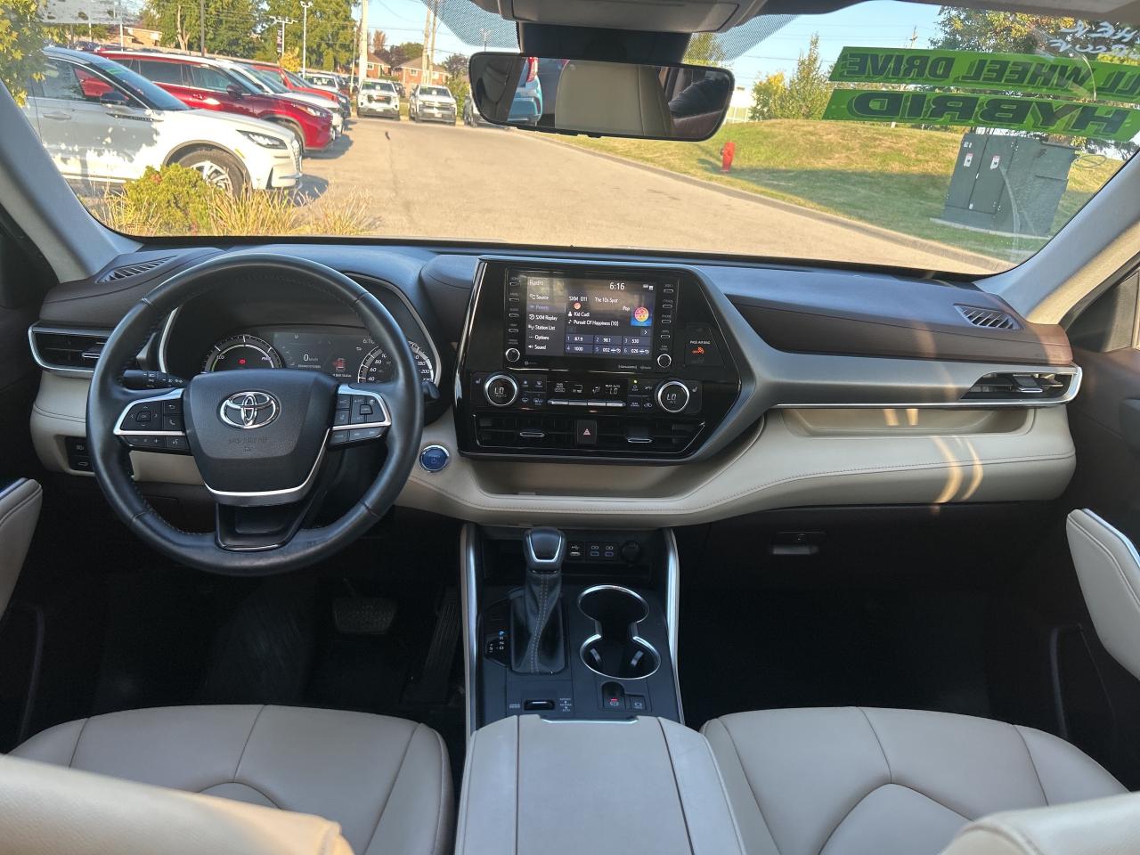 2022 Toyota Highlander Hybrid XLE   Leather   Sunroof   Clean Carfax Photo